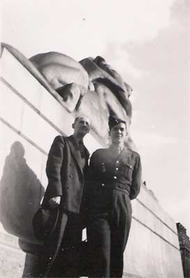 Photo de Marcel et Robert le 15 juillet 1948 � Denfert Rochereau